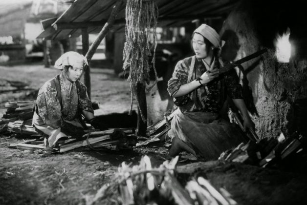 Kinuyo Tanaka e Mitsuko Mito em cena do filme japonês Contos da Lua (1953).