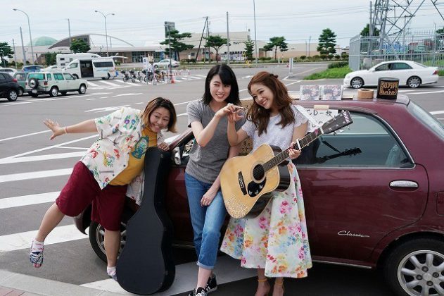 Yuu Yashiro, Ayaka Miyoshi e a cantora chay em cena do filme japonês Dance With Me (2019).